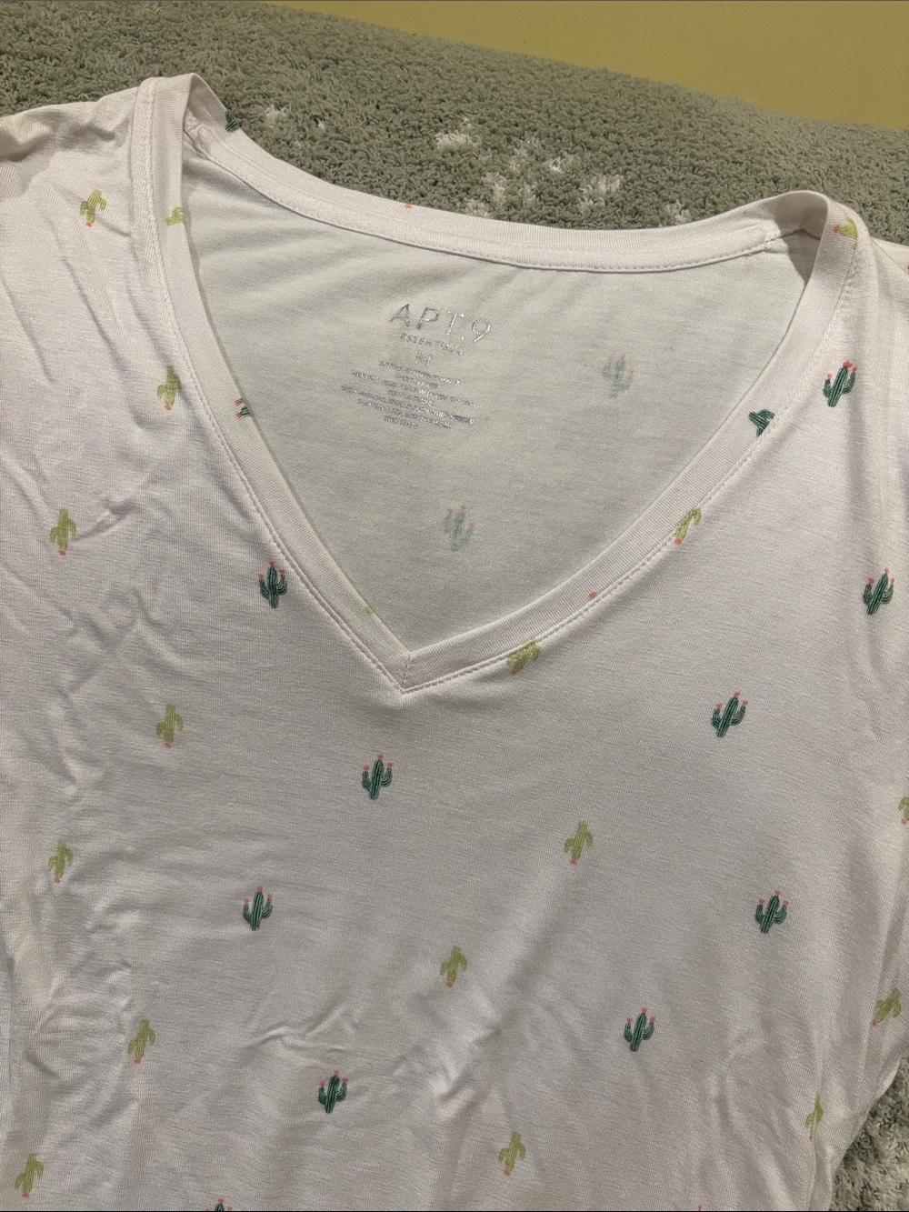 Apt 9 Essentials V-Neck Short sleeve Cactus Tee Size Medium NWT Southwest